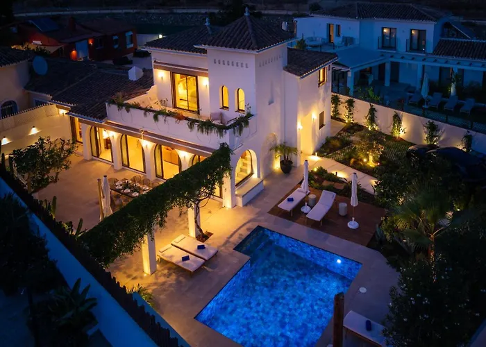 Vacation I Lumea, Luxury Villa, Private Heated Pool, Andalusian Charm, Walking Distance To The Marina And Beaches Willa *