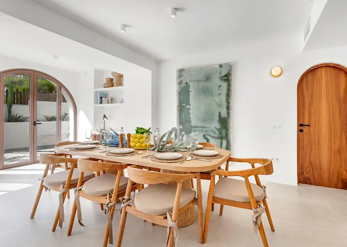 Vacation I Lumea, Luxury Villa, Private Heated Pool, Andalusian Charm, Walking Distance To The Marina And Beaches Willa *