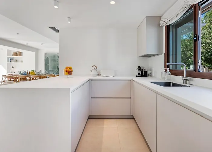 Vacation I Lumea, Luxury Villa, Private Heated Pool, Andalusian Charm, Walking Distance To The Marina And Beaches