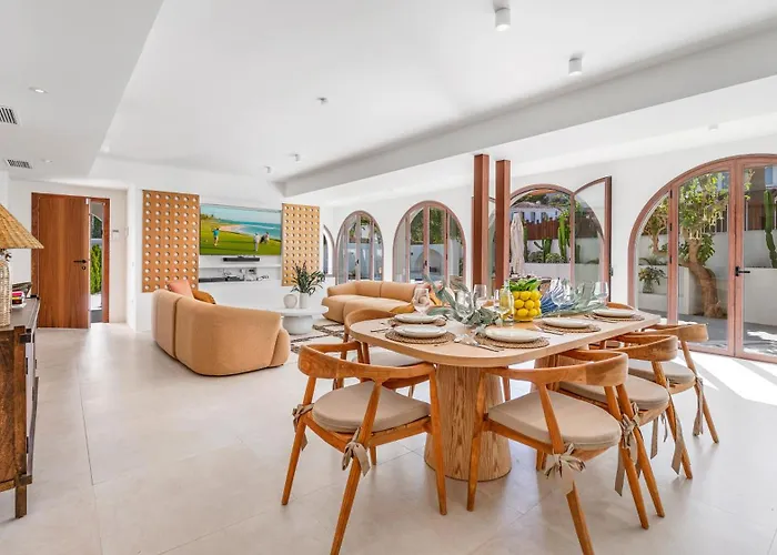 Vacation I Lumea, Luxury Villa, Private Heated Pool, Andalusian Charm, Walking Distance To The Marina And Beaches