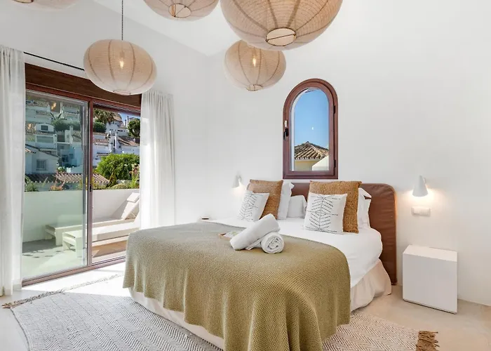 Villa Vacation I Lumea, Luxury Villa, Private Heated Pool, Andalusian Charm, Walking Distance To The Marina And Beaches Marbella