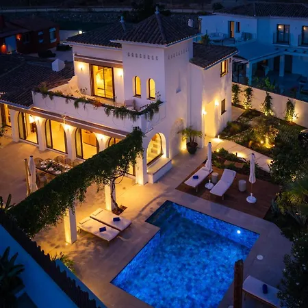 Vacation I Lumea, Luxury Villa, Private Heated Pool, Andalusian Charm, Walking Distance To The Marina And Beaches Вилла *