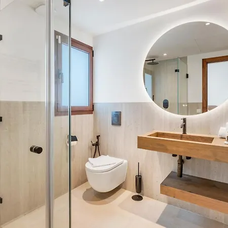 Vacation I Lumea, Luxury Villa, Private Heated Pool, Andalusian Charm, Walking Distance To The Marina And Beaches Вилла